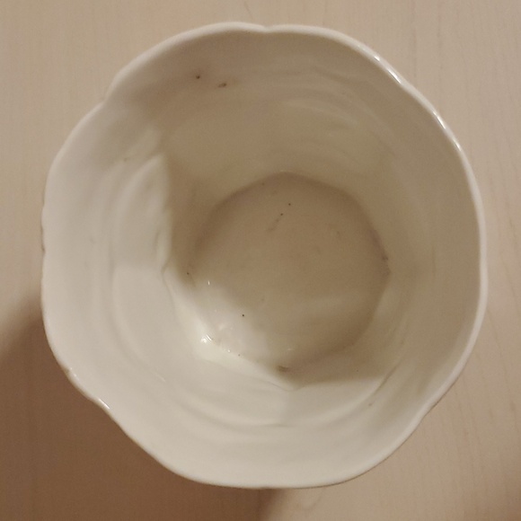 Puerto Rico White Ceramic Vase with Pink Rosebuds - Picture 4 of 4